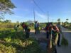 Pentingnya Kebersihan Lingkungan, Anggota Koramil 1408-08/Bontonompo Gelar Karya Bakti Bersihkan Jalan