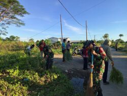 Pentingnya Kebersihan Lingkungan, Anggota Koramil 1408-08/Bontonompo Gelar Karya Bakti Bersihkan Jalan