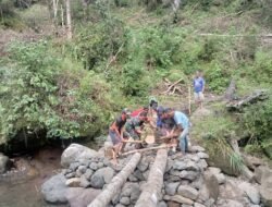 Wujud Kepedulian Tanpa Batas Babinsa Koramil 04 Tinggimoncong Gotong Royong Perbaiki Jembatan Darurat