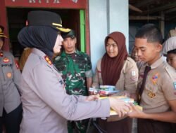 Sambut HUT Bhayangkara ke-79, Polisi Datang Bawa Bantuan ke Tengah Laut