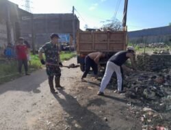 Ciptakan Lingkungan Sehat,Babinsa bersama Warga lakukan Kerja Bakti