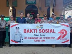 Sinergi TNI-Polri Babinsa Bajeng dan Polsek Bajeng Gelar Bakti Sosial di Pasar Limbung