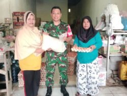 Babinsa Tamallayang Kawal Penyaluran Bantuan Pangan untuk Warga Kurang Mampu