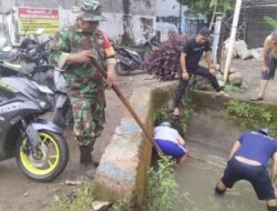 Babinsa Bangun Kedekatan dengan Warga Melalui Kerja Bakti