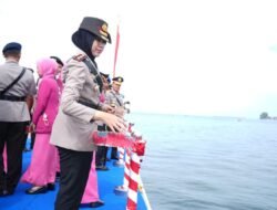 Momen Haru di Tengah Laut! Kapolres Pelabuhan Makassar Ikut Tabur Bunga Peringati Bhayangkara 79