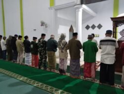 Pererat Silaturahmi, Babinsa Tompobulu Rutin Salat Subuh Berjamaah Bersama Warga