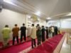 Babinsa Kelurahan Pandang-pandang Bangun Kedekatan dengan Warga Melalui Sholat Subuh Berjamaah