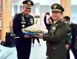 Dandim 1409/Gowa Serahkan Tumpeng dalam Acara Ramah Tamah HUT Bhayangkara ke-79, Wujud Sinergitas TNI-Polri dan Pemerintah Daerah