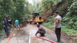 Gerak Cepat Babinsa dan Elemen Masyarakat Bersihkan Material Longsor, Akses Jalan Sapaya-Malakaji Kembali Normal
