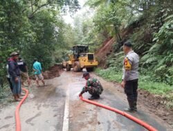 Gerak Cepat Babinsa dan Elemen Masyarakat Bersihkan Material Longsor, Akses Jalan Sapaya-Malakaji Kembali Normal
