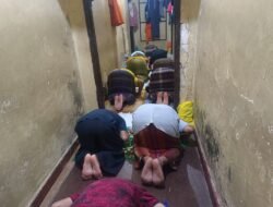 Tahanan Rutan Polres Pelabuhan Makassar Khusyuk Sholat 5 Waktu Berjamaah, Dipimpin Imam Tahanan