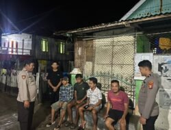 Sambangi Warga Pulau Barrang Lompo, Personil Polsubektor Sangkarrang Disambut Hangat Warga