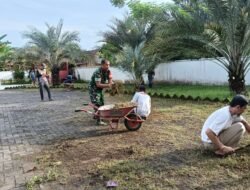 Agar Masjid Terlihat Rapi dan Bersih,Babinsa dan Warga lakukan Kerja Bakti