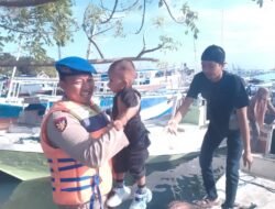 Polri Hadir dengan Hati, Satpolairud Pelabuhan Makassar Bantu Penumpang Naik Turun Kapal