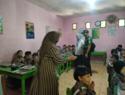 Pastikan Aman Babinsa Borongloe Kawal Pembagian Makan Bergizi Gratis Untuk Siswa