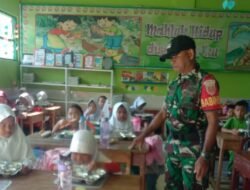 Wujud Kepedulian, Babinsa Koramil 05 Pallangga Pantau Pendistribusian Makanan Bergizi Gratis untuk Ribuan Siswa di Desa Kanjilo