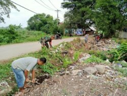 Bukti Nyata Kemanunggalan TNI dan Rakyat, Babinsa Romanglasa Gelar Karya Bhakti Bersama Warga, Wujudkan Lingkungan Bersih dan Sehat