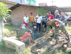 Wujudkan Kemanunggalan TNI-Rakyat, Serka Rizal Pimpin Karya Bhakti Bersihkan Saluran Air