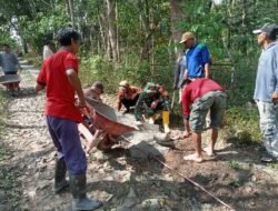 Wujud Nyata Kemanunggalan TNI-Rakyat: Babinsa Malakaji Gotong Royong Bersama Warga Perbaikan Infrastruktur Jalan