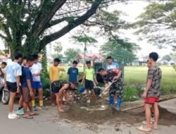 Wujud Kepedulian Babinsa Bersama Warga Kompak Perbaiki Gorong-Gorong di Bontonompo