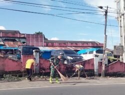 Karya Bhakti Koramil dan Polsek Tinggimoncong Bersinergi Bersihkan Pasar Sentral Malino