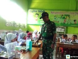 Siapkan Generasi Emas Babinsa Kanjilo Awasi Pendistribusian Makanan Bergizi Gratis di Sekolah