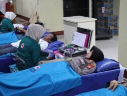 Aksi Kemanusiaan Polwan RI di HUT ke-77: Kapolres Pimpin Donor Darah di Mapolres Pelabuhan Makassar