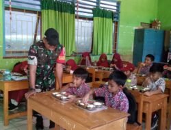 Kepedulian Babinsa Kelurahan Mata Allo Dampingi Kegiatan Pemenuhan Gizi untuk Siswa Sekolah