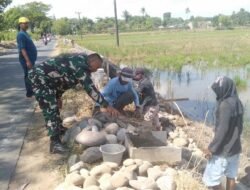 Karya Bhakti Babinsa Bersama Warga dan Kepala Desa Gotong Royong Bangun Irigasi