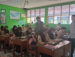 Dukung Program Pemerintah, Babinsa Mangalli Pantau Distribusi Makanan Bergizi di Sekolah