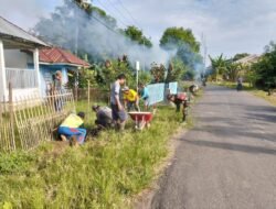 Sinergi TNI dan Masyarakat, Babinsa Bontolangkasa Selatan Pimpin Aksi Bersih-bersih Jalan