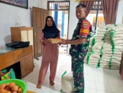 Wujud Nyata Kepedulian, Babinsa Bontolerung Dampingi Penyaluran Bantuan Pangan Non Tunai