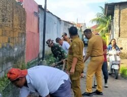 Aksi Tanggap Babinsa Koramil Somba Opu dan Warga Bahu Membahu Bersihkan Drainase