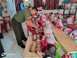 Demi Generasi Sehat, Babinsa Sokkolia Gowa Turun Langsung Kawal Program Makan Bergizi Gratis