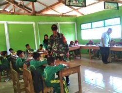 Dukung Gizi Anak Bangsa, Babinsa Koramil Tompobulu Turun ke Sekolah Kawal Program Makan Bergizi Gratis