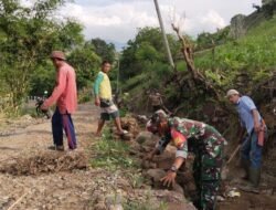 Sinergi TNI, Pemdes, dan Warga: Koramil Tompobulu Gelar Karya Bakti Perbaikan Saluran Air