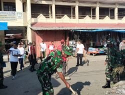 Cegah Wabah Penyakit, Babinsa dan Warga Bontonompo Gelar Karya Bakti Bersihkan Pasar Rappokaleleng