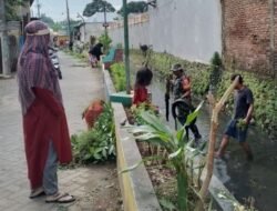 Gotong Royong Babinsa dan Warga Bersihkan Saluran Air, Ciptakan Lingkungan Sehat di Somba Opu