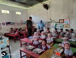 Wujudkan Generasi Sehat, Babinsa Sokkolia Kawal Distribusi Makanan Bergizi Gratis untuk Ratusan Pelajar