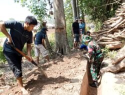Kemanunggalan TNI dan Rakyat: Babinsa Bontonompo Gagas Karya Bakti Bersihkan Saluran Irigasi Bersama Warga