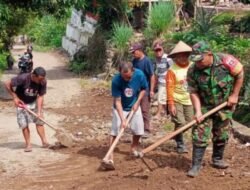 Babinsa Tompobulu Gelar Karya Bhakti Pimpin Perbaikan Jalan di Gowa