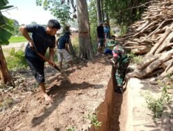 Babinsa dan Warga Bontonompo Bersatu, Karya Bakti Bersihkan Drainase Demi Panen Padi Maksimal