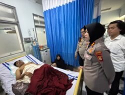 Kapolres Pelabuhan Makassar Jenguk Korban Busur, Tegaskan Polri Hadir untuk Masyarakat