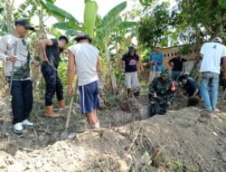 Perkuat Kemanunggalan TNI dan Warga, Babinsa Bajeng Pimpin Karya Bakti