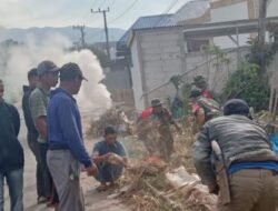 Semangat Gotong Royong! Babinsa Bajeng Pimpin Karya Bakti Bersihkan Selokan, Pererat Kemanunggalan TNI-Rakyat