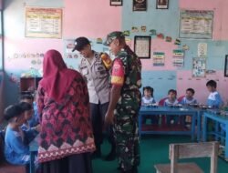 Babinsa Koramil 1409-07/Tompobulu Dampingi Penyaluran Makan Bergizi Gratis di Kelurahan Sapaya