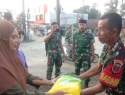 Babinsa Koramil 1409-01/Somba Opu Dampingi Jumat Berkah Kodam XIV/Hasanuddin Bagikan Beras untuk Warga Terdampak di Gowa