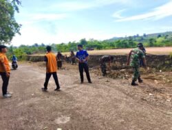 Babinsa Parangloe Pimpin Karya Bakti Bersihkan Selokan, Antisipasi Musim Hujan