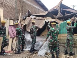 Sigap! TNI Bersihkan Rumah Korban Angin Puting Beliung di Gowa, Bawa Harapan Baru bagi Warga