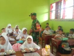 Babinsa Kanjilo Kawal Pembagian Makanan Bergizi Gratis untuk Ribuan Siswa di Barombong